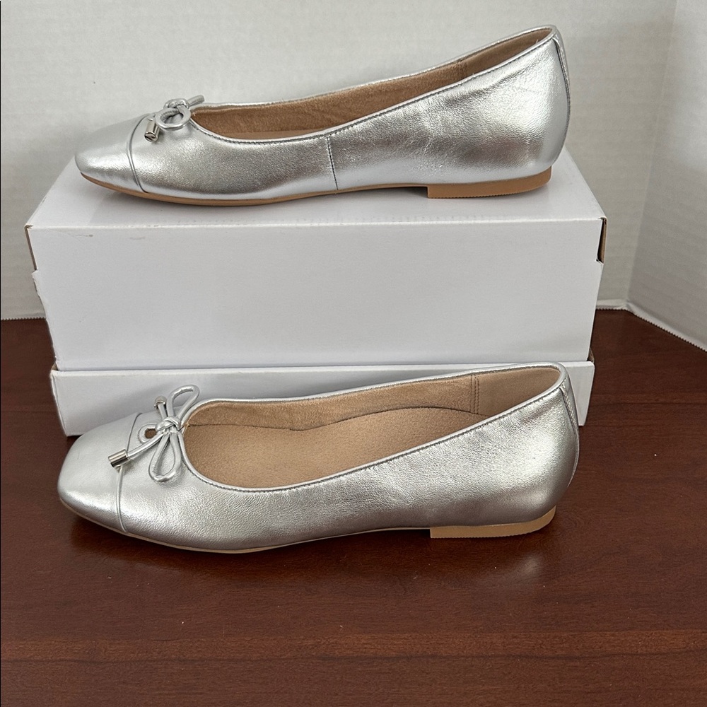 Vionic Klara Silver Flats, Size 8 - Picture 3 of 7